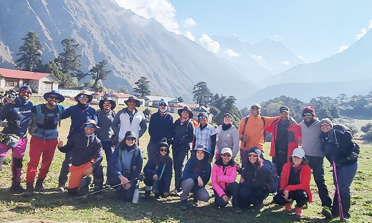 Dubai Police volunteers climb Mount Everest