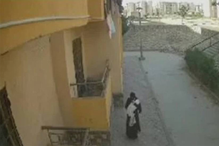 VIDEO: Egyptian woman dumps newborn girl on a street, leaves the scene