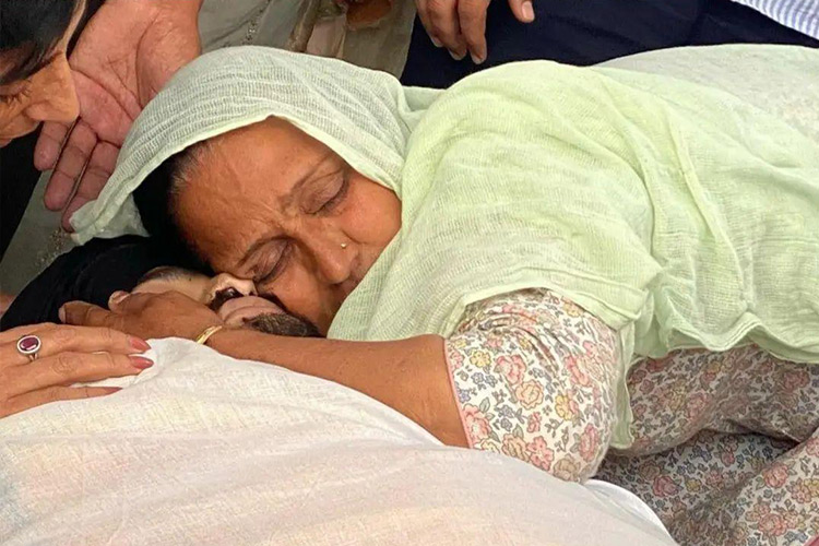 VIDEO: Sidhu Moosewala's parents hug son's coffin in tearful goodbye