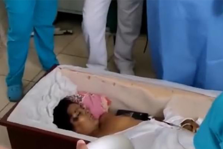 VIDEO: ‘Dead’ woman rushed to hospital after 'banging on coffin' at her own funeral in Peru