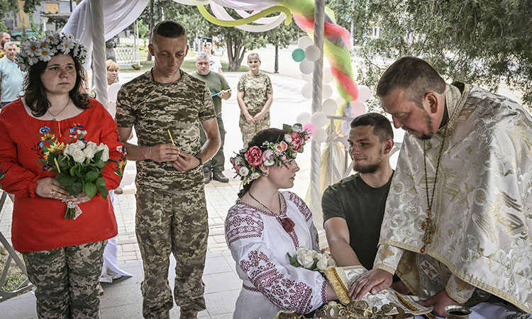 Life goes on as Ukraine army holds war weddings