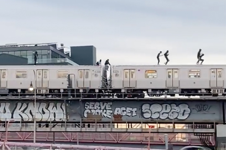 VIDEO: Real life Subway Surfers: 8 people seen dancing and running on roof of New York subway train