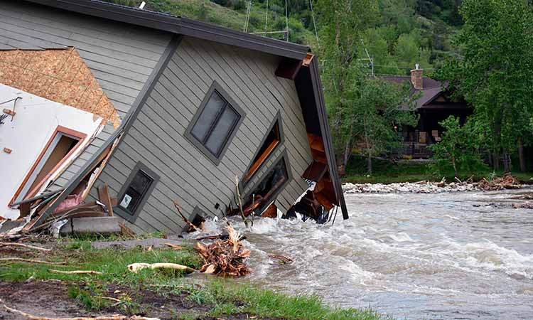 Yellowstone flooding forces 10,000 to leave national park