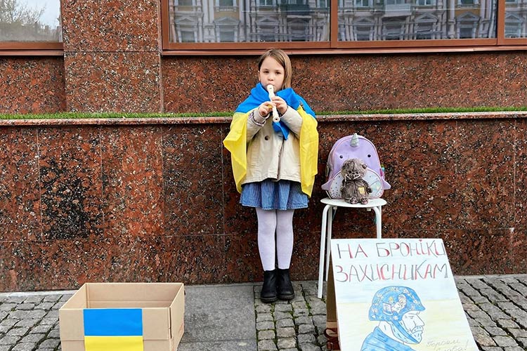 VIDEO: Six-year-old girl Solomiia Reut plays flute in streets to raise money for Ukrainian army