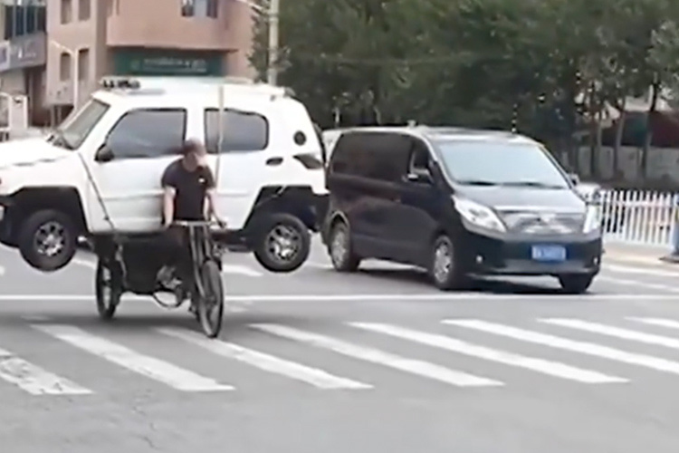 VIDEO: Man hauls SUV on a motorised cargo tricycle in China