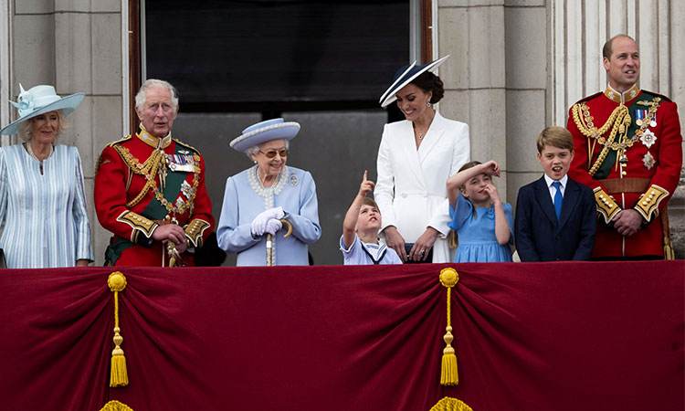 VIDEO: Beaming Queen Elizabeth waves to cheering crowds as Platinum Jubilee celebrations begin