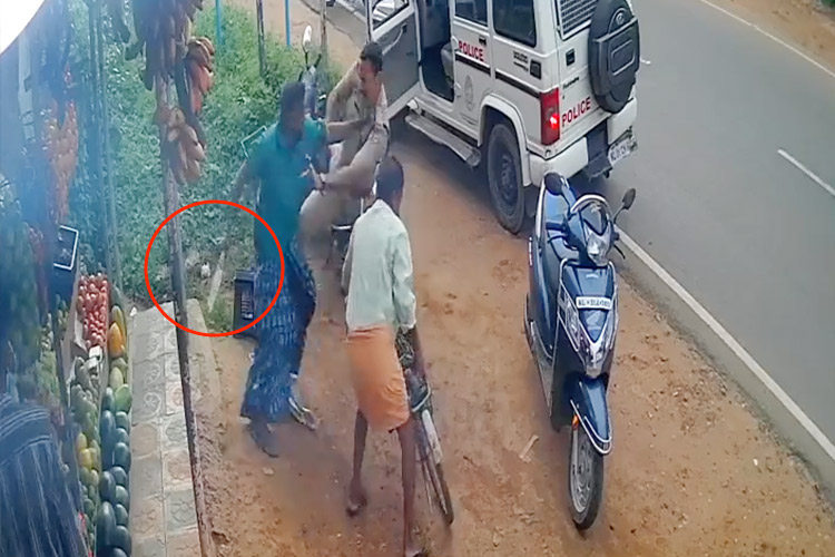 VIDEO: Policeman fights off a thug with a giant machete in Kerala