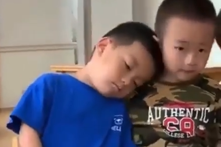 Adorable video shows toddler lending shoulder to sleepy friend in Chinese nursery 