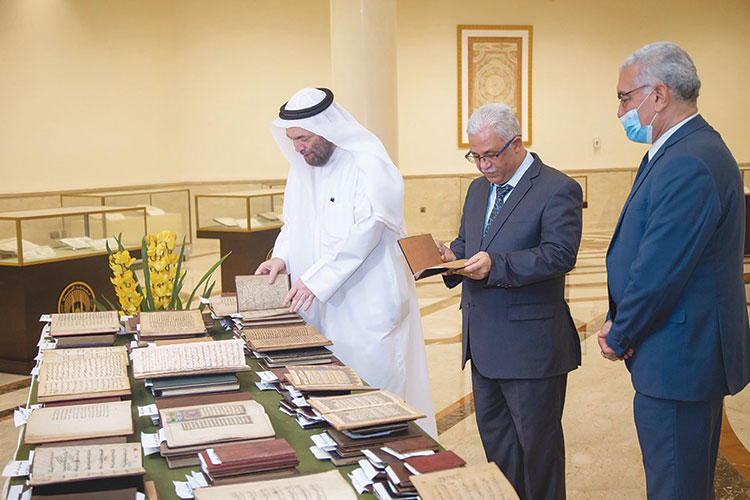 Sultan donates manuscripts to Al Qasimia University’s IMH