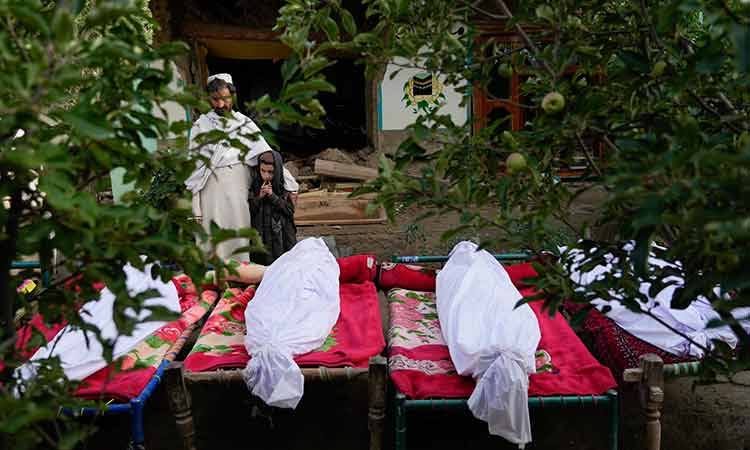 Afghans bury dead, dig for survivors of devastating quake