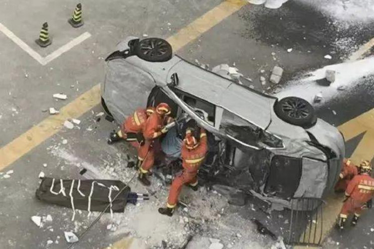 VIDEO: Electric car falls off third floor parking in China, two dead 