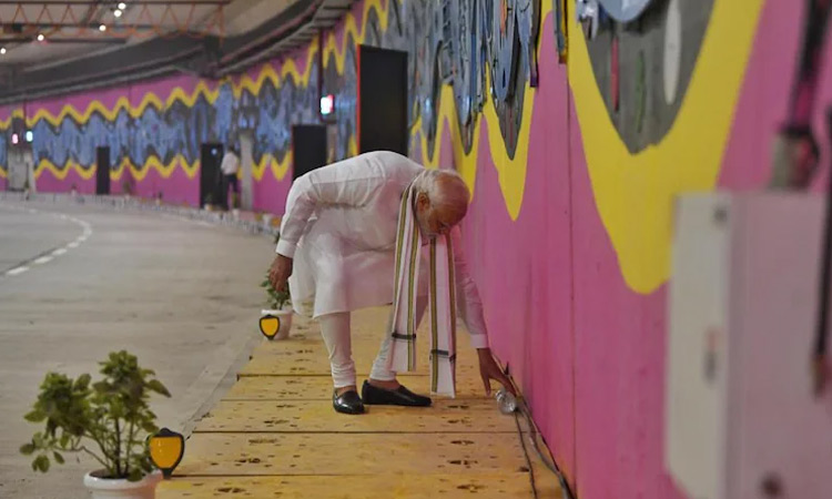 VIDEO: Indian PM Modi picks up litter during inspection of newly opened tunnel in Delhi