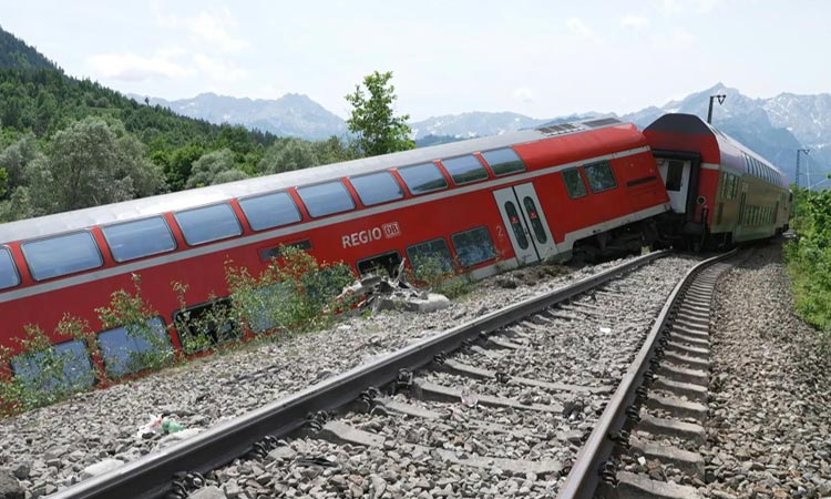 VIDEO: At least three dead as train derails near German resort