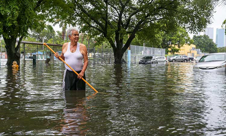 Heavy rain hits Florida, flooding strands Miami vehicles