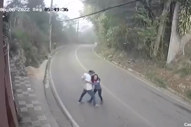 VIDEO: Girl assaulted by stranger, workers get off bus to thrash him in Brazil