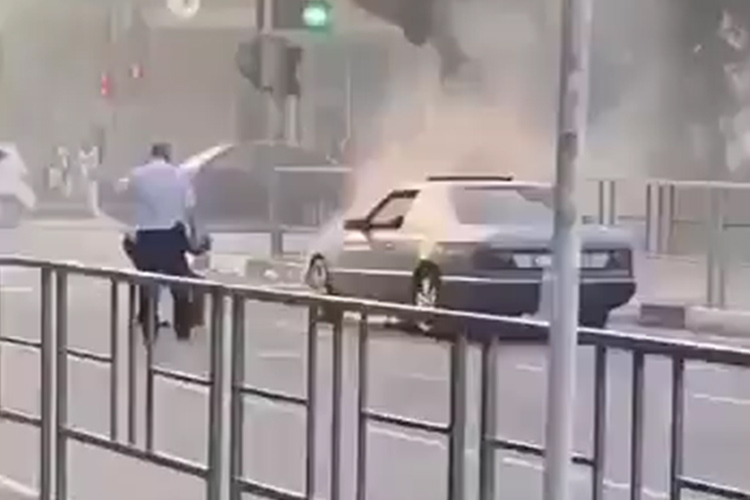 VIDEO: Fire extinguisher flies away during unsuccessful attempt to douse car fire in Russia