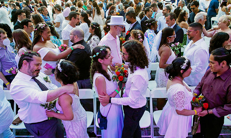 Couples derailed by COVID-19 get mass ‘re-wedding’ in New York