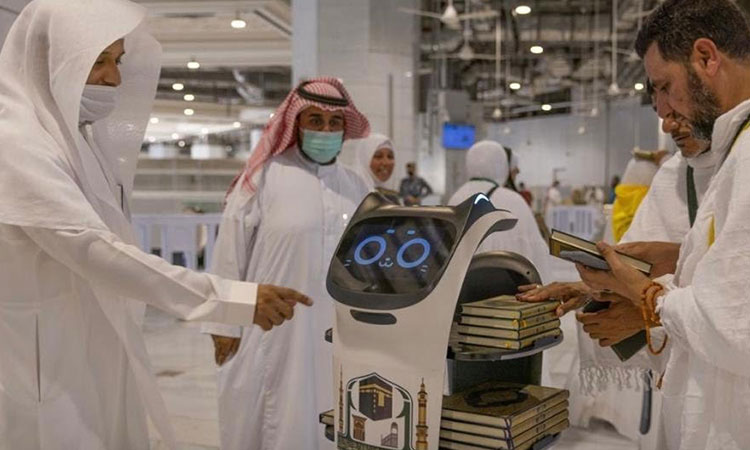 Robots used to distribute Holy Quran among pilgrims at Grand Mosque