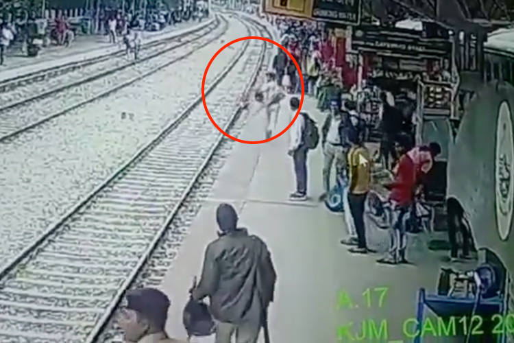 Railway securitymen save passenger from certain death, netizens praise their brave act