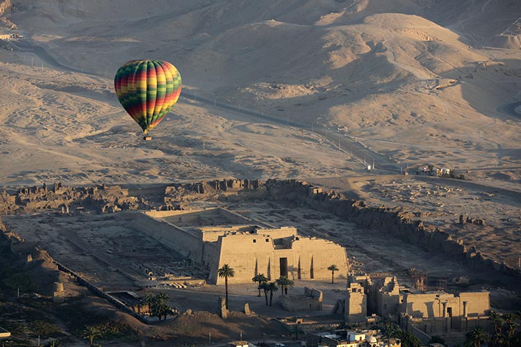 VIDEO: Egypt suspends hot air ballooning over Luxor after 2 injured in crash