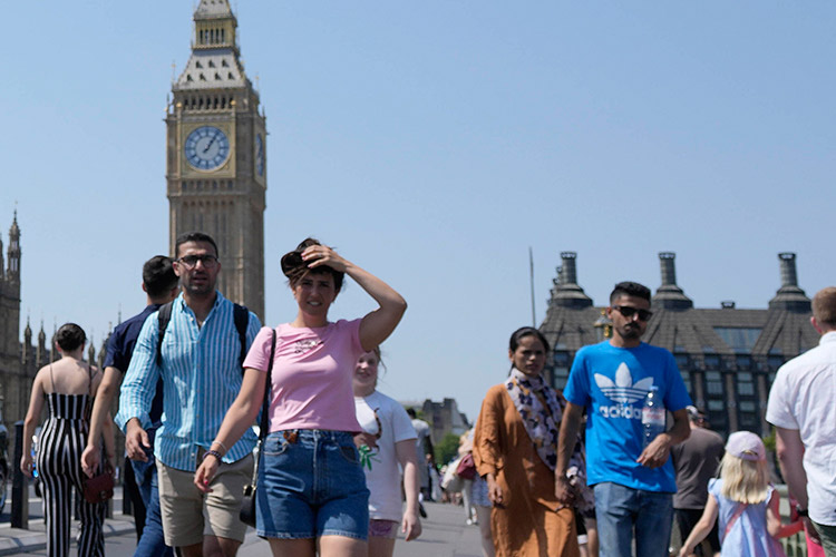 VIDEO: Britain boils in record temperature of 40°C