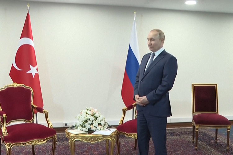 VIDEO: Erdogan keeps fidgeting Putin waiting for about 50 seconds ahead of talks in Tehran