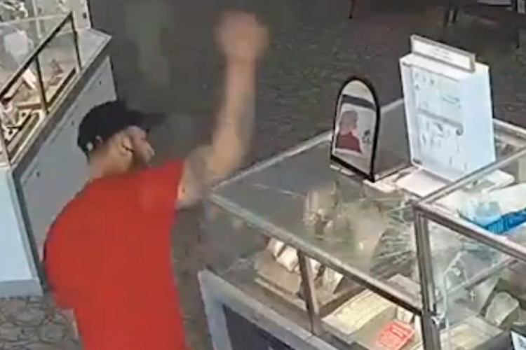 VIDEO: Man fails to break jewellery display with a brick, chased by angry female staffer 