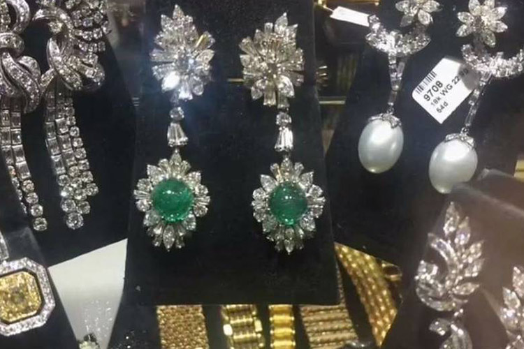 Thieves loot $100 million worth of jewellery from armoured truck in 27 minutes