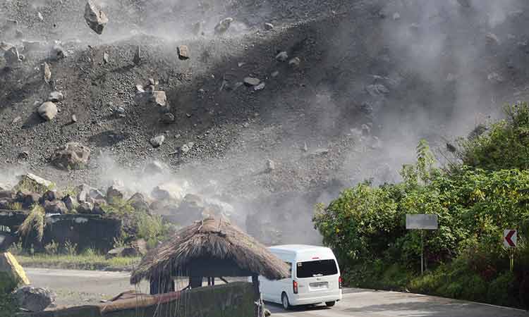 Hundreds of aftershocks shake earthquake-hit northern Philippines