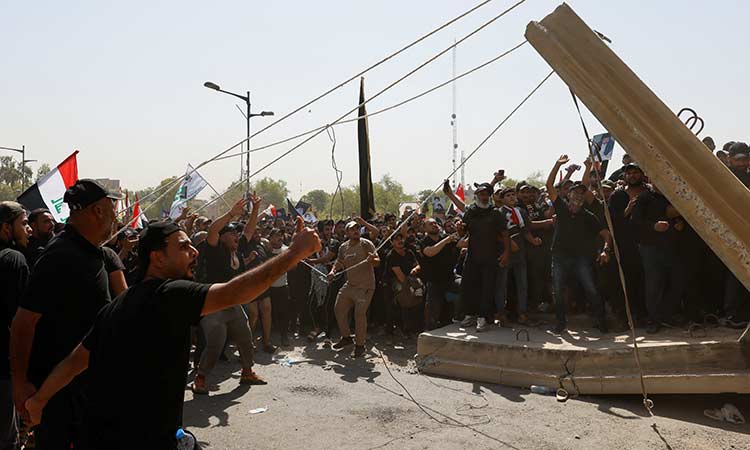 Hundreds camp at Iraqi parliament for second day