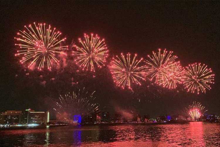 VIDEO: Eid fireworks thrill residents and tourists in Abu Dhabi