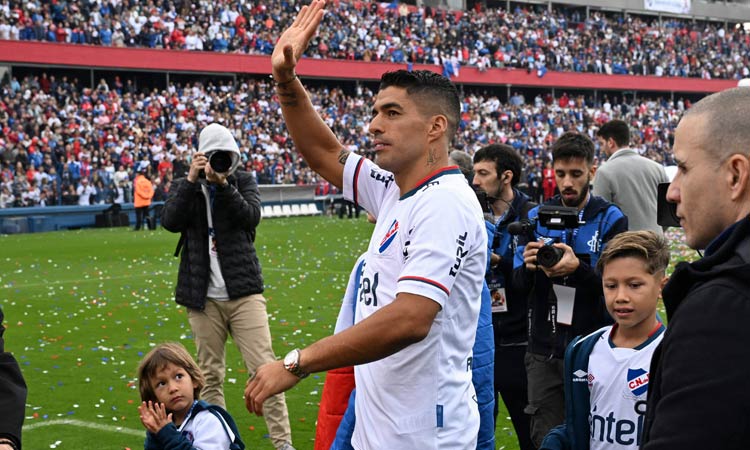 Thousands greet Suarez on return to Uruguay's Nacional