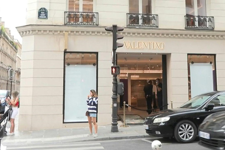 VIDEO: Paris luxury store windows broken after car-ram robbery