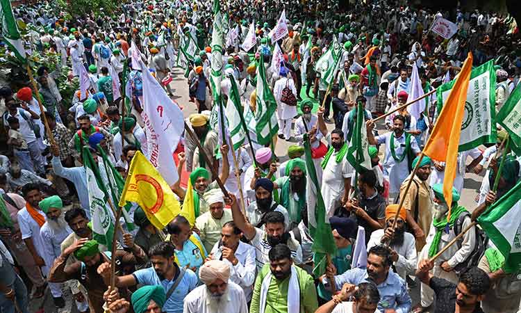 Farmers break barricades as protests return to Indian capital