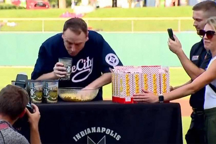 Man devours 32 cans of popcorn weighing 600 grams each in record 8 minutes