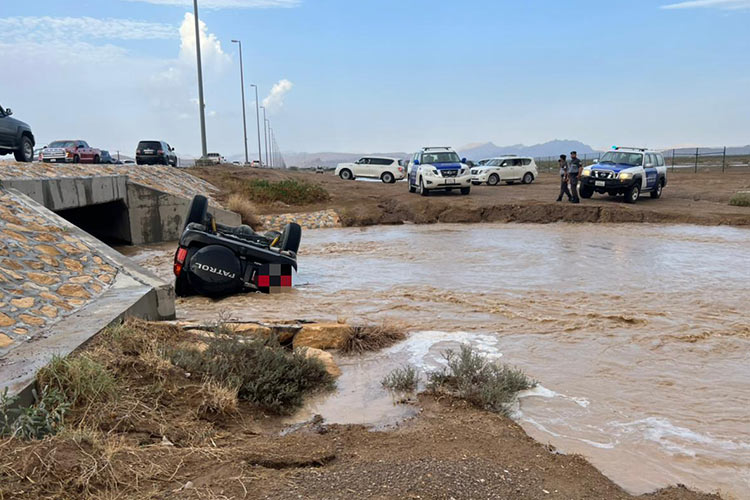 Careless motorist lands vehicle in water while taking pictures in Al Ain