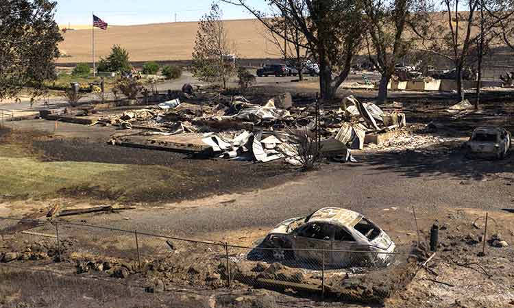 Firefighters keep wildfire out of evacuated Washington town