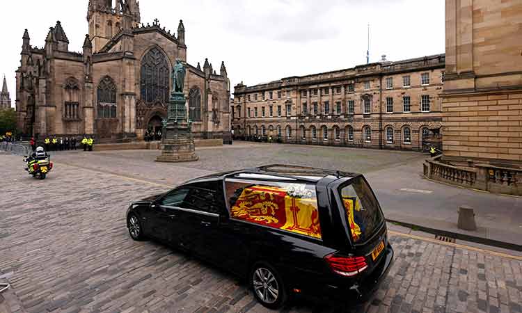 VIDEO: Queen Elizabeth II’s coffin arrives at Edinburgh palace