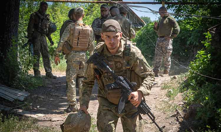 Ukrainians hold out in east, prepare battle for Kherson