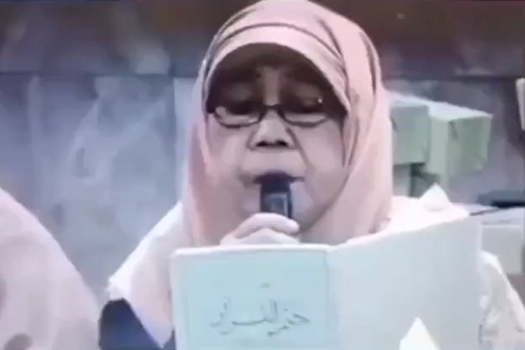 VIDEO: Indonesian woman dies while reciting the Holy Quran