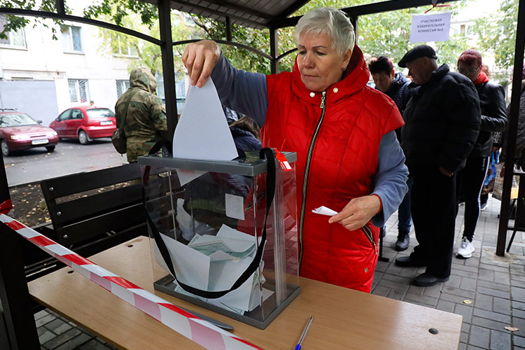 VIDEO: Moscow-held regions of Ukraine vote whether to join Russia