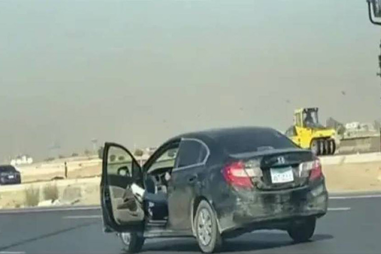 VIDEO: Reckless man drives his car on a highway with its door open in Egypt