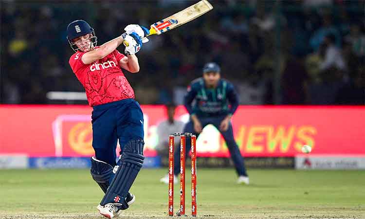 Brook, Duckett help England thump Pakistan in third T20