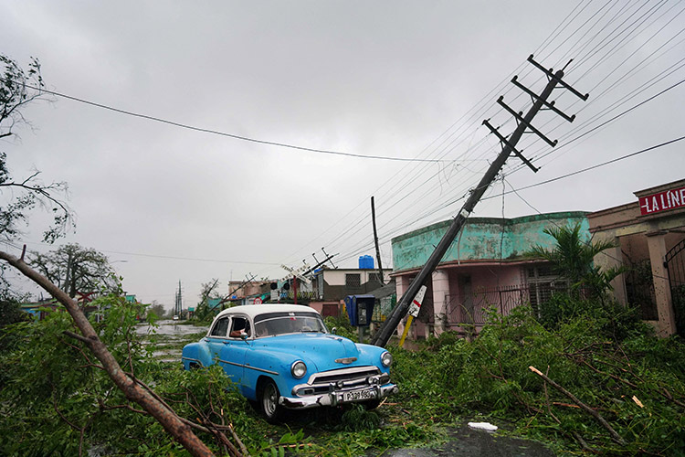 Hurricane Ian leaves western Cuba battered, takes aim for Florida