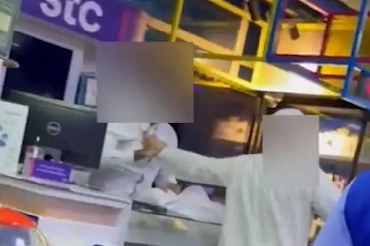 Man assaults employees of a cooperative society in Kuwait