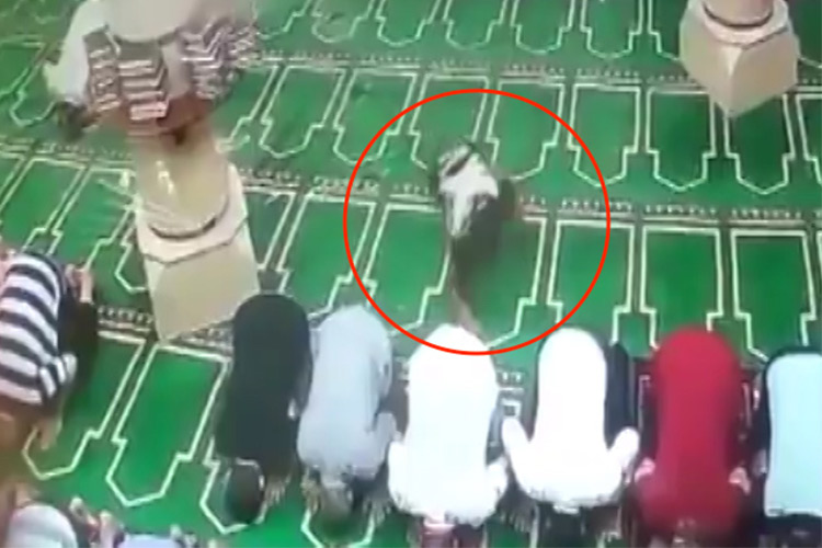 VIDEO: Thug steals mobile phone from a worshipper inside a mosque in Egypt