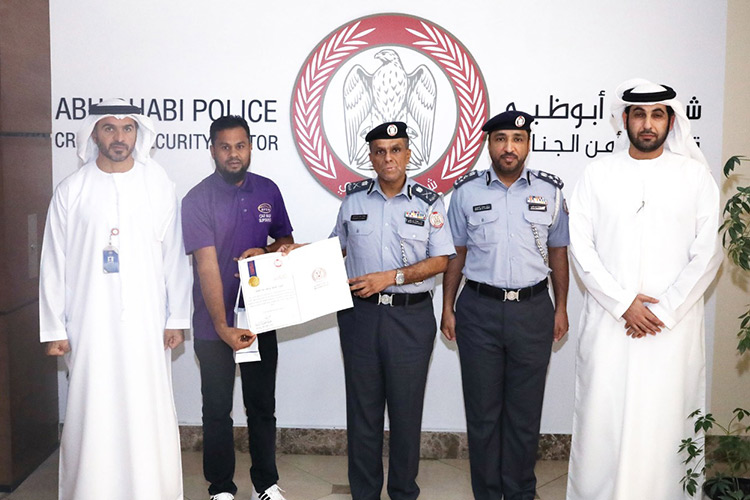 Man honoured for returning bag full of money in Abu Dhabi