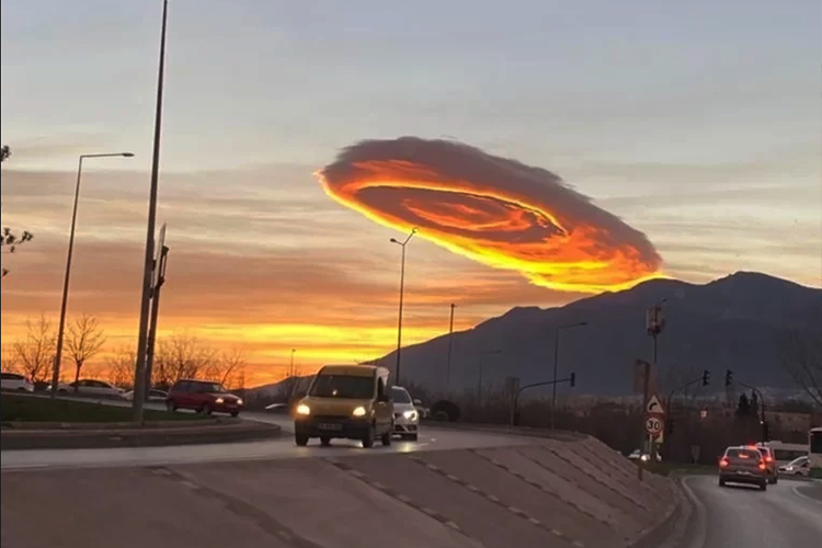 VIDEO: Rare lens cloud forms over skies of Türkiye, captivates social media