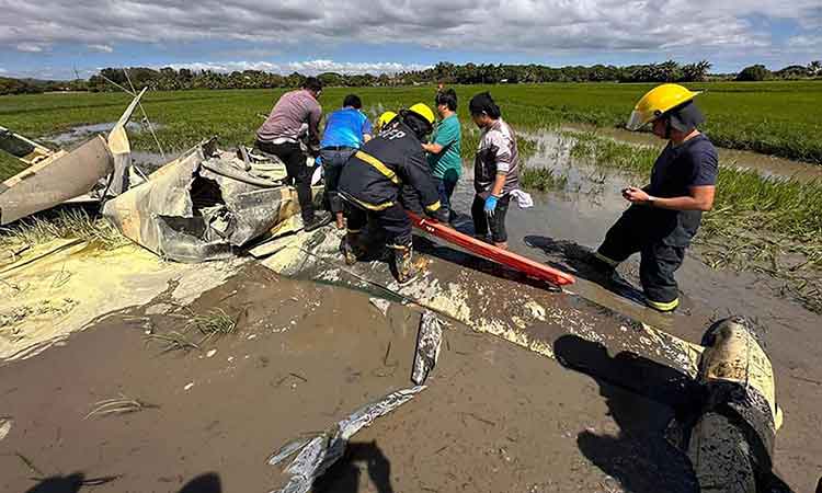 Trainer plane crashes in Philippines, killing 2 air force pilots