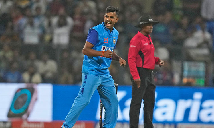 Dream debut for Mavi as India edge Sri Lanka in T20 thriller 